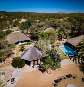Kamanjab的住宿－Ohorongo Safari Lodge，享有带游泳池的度假村的空中景致
