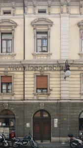 un bâtiment avec deux motos garées devant lui dans l'établissement Le Porte Blu, à Trieste
