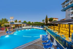 Bazén v ubytování Numa Konaktepe Hotel - All Inclusive nebo v jeho okolí