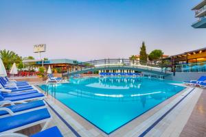 Bazén v ubytování Numa Konaktepe Hotel - All Inclusive nebo v jeho okolí