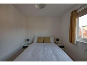 Кровать или кровати в номере Peaceful terrace house with allocated parking bay