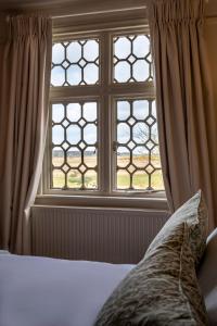 Een bed of bedden in een kamer bij The Ship At Dunwich