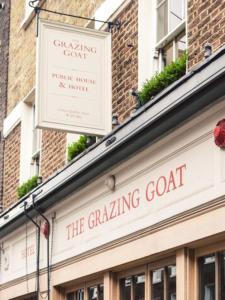 um sinal para a cabra pastor na fachada de um edifício em The Grazing Goat em Londres