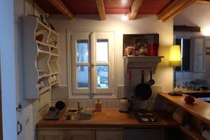 una cocina con fregadero y ventana en Eastern Wind Home, en Skiros 25 fotos más