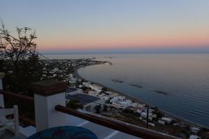 uitzicht op de stad en de oceaan bij zonsondergang bij Eastern Wind Home in Skiros