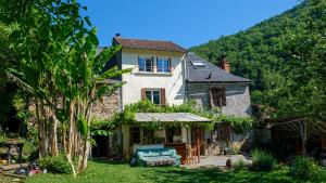 una casa con un jardín delante de ella en la maison du bonheur chez Yann HUMBLET en Moulis