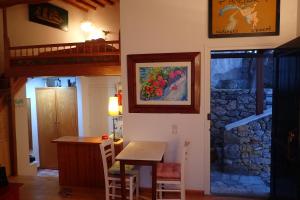 een keuken en eetkamer met een tafel en een trap bij Eastern Wind Home in Skiros