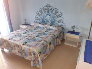 1 dormitorio con 1 cama con edredón en casa aurora en Calatabiano
