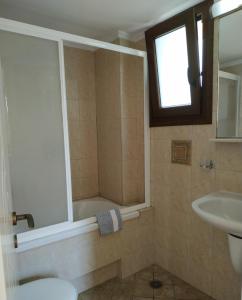 W łazience znajduje się prysznic i umywalka. w obiekcie Koimhte w mieście Armenistis