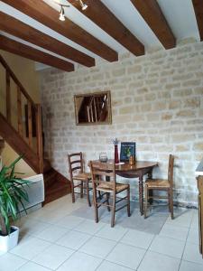 comedor con mesa de madera y sillas en Le Bocard, en Thonnance-lès-Joinville