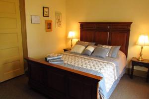 a bedroom with a large bed and two lamps at Great Gorge Guesthouse - Walk to the Falls, the Casino and all Downtown Restaurants - Across from the Aquarium in Niagara Falls