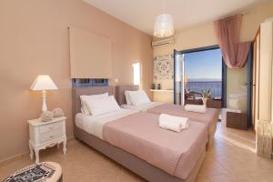 En eller flere senge i et værelse på Trapezaki Villas, Seafront Accommodation + 93 billeder