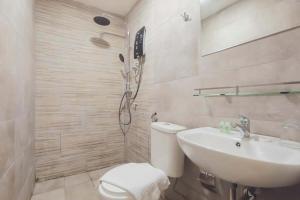 T-hotel Mont Kiara في كوالالمبور: حمام مع مرحاض ومغسلة ودش