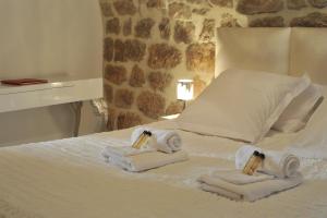 Sanilhac的住宿－Chambre d'hôte avec jacuzzi，一间卧室配有带毛巾的床