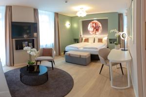 una camera d'albergo con un letto e un tavolo di Cascada Boutique Hotel a Lucerna
