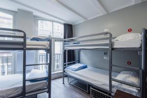 Våningssäng eller våningssängar i ett rum på Hostel Warmoes Amsterdam