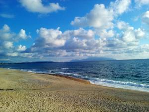 ミティカスにあるGaliniの曇りの日の海沿いの砂浜