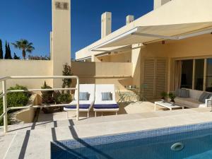 Bazén v ubytovaní Luxury Apartment Penthouse in Sotogrande Paseo del Mar alebo v jeho blízkosti