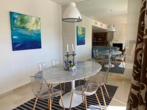 comedor con mesa y sillas en Luxury Apartment Penthouse in Sotogrande Paseo del Mar, en San Roque