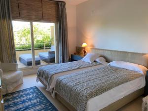 Posteľ alebo postele v izbe v ubytovaní Luxury Apartment Penthouse in Sotogrande Paseo del Mar