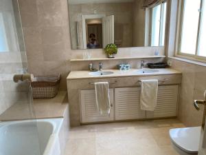 Kúpeľňa v ubytovaní Luxury Apartment Penthouse in Sotogrande Paseo del Mar