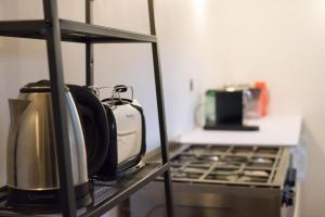 een keuken met een fornuis en een magnetron bij Appartements atypiques centre ville Annecy in Annecy