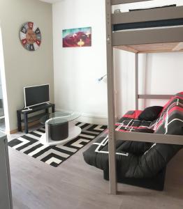 Un pat sau paturi într-o cameră la Chambres Poitiers Centre Ville - Salle de Bain, Réfrigérateur, TV et machine à café privatifs - Cuisine commune - Terrasse - Hôtel de ville à 200m