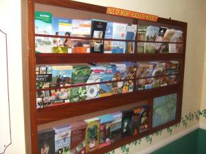 a book shelf filled with lots of books at The Denewood in Sandown