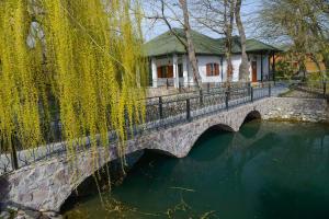 RIVER INN RESORT AND SPA tesisinde veya buraya yakın yüzme havuzu