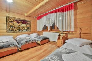 Posteľ alebo postele v izbe v ubytovaní Pokoje na Zakręcie - Blisko term bania oraz restauracji - Rodzinna Atmosfera