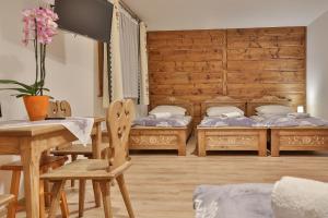 Posteľ alebo postele v izbe v ubytovaní Pokoje na Zakręcie - Blisko term bania oraz restauracji - Rodzinna Atmosfera