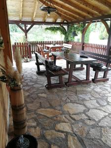 una mesa de picnic y bancos en un patio de piedra en House Nada, en Rastovača