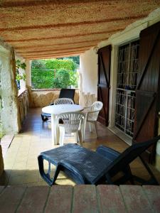 eine Terrasse mit einem Tisch und Stühlen auf einer Veranda in der Unterkunft Sagittario House in Torre delle Stelle