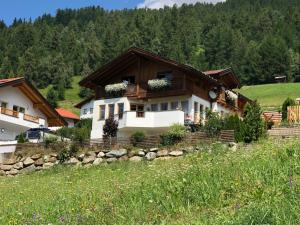 ein Haus mitten auf einem Feld in der Unterkunft Haus Köhle in Fendels