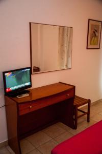 un escritorio con un ordenador y un espejo en Hotel Adonis, en Kriopigi