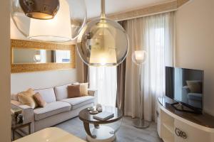 TV a/nebo společenská místnost v ubytování Suite Milano Duomo