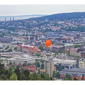Um balão laranja está a voar sobre uma cidade. em Sundsvall City Hotel em Sundsvall