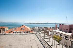 een uitzicht op het water vanaf het dak van een gebouw bij Lisbon Chiado One in Lissabon