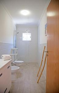 une salle de bains avec toilettes et lavabo dans l'établissement FLH Garden Houses near Ericeira, à Sintra 85 autres photos