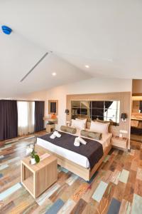 een slaapkamer met een groot bed en een tafel bij Alesta Midtown in Fethiye