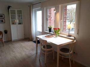 een keuken met een tafel en stoelen en een raam bij Ferienwohnung Neustadt-Wied in Neustadt