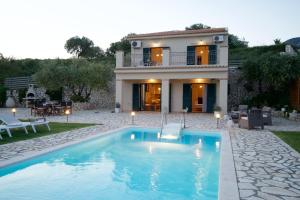 Swimmingpoolen hos eller tæt på Trapezaki Villas, Seafront Accommodation