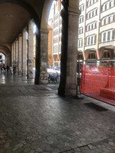 un edificio con un cancello in mezzo a una strada di Affittacamere Romina a Bologna