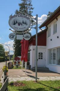 ein Schild für ein Café vor einem Gebäude in der Unterkunft Hotel Charlott in Eisenbach