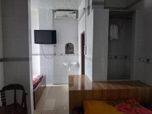 bagno con lavandino e TV a parete di Nhà Nghỉ Xuân Biển a Cao Lãnh