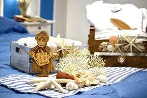 una cama con estrella de mar y otros artículos en ella en Casa Vacanza Nonna Nena, en Porto Empedocle