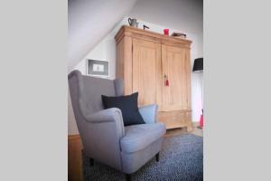 a blue chair sitting in a living room at Stadtferienwohnung Lüneburg in Lüneburg