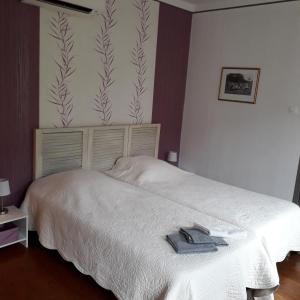 um quarto com uma cama com duas toalhas em Maison de malbrouck em Merschweiller