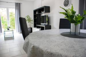 stół w jadalni z wazonem kwiatów na nim w obiekcie Holiday home I.D.A. w mieście Banjole
