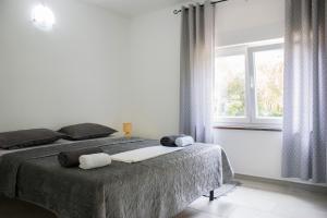 sypialnia z łóżkiem i dwoma ręcznikami na nim w obiekcie Holiday home I.D.A. w mieście Banjole